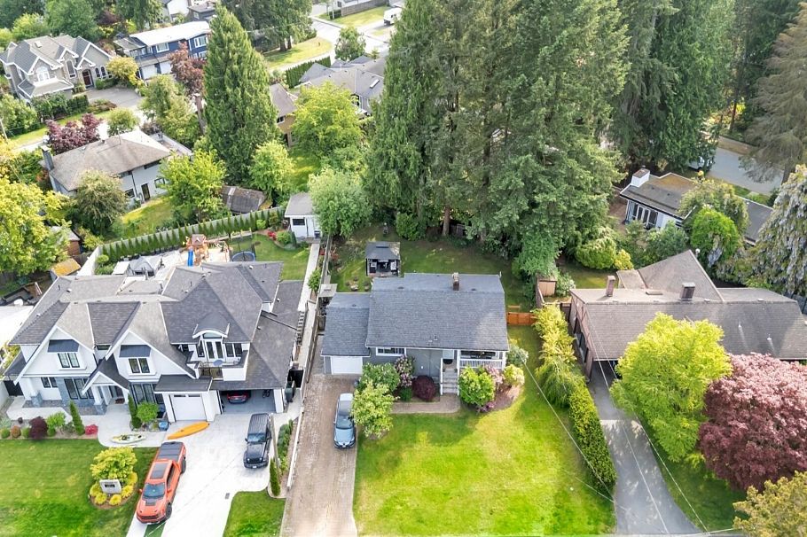 1075 Ruthina Avenue North Vancouver, BC - 1