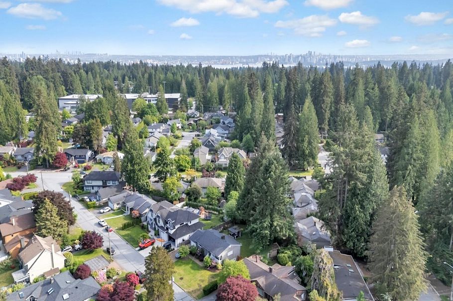 1075 Ruthina Avenue North Vancouver, BC - 3