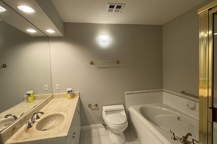 308 5835 E Hampton Place Vancouver, BC - 5