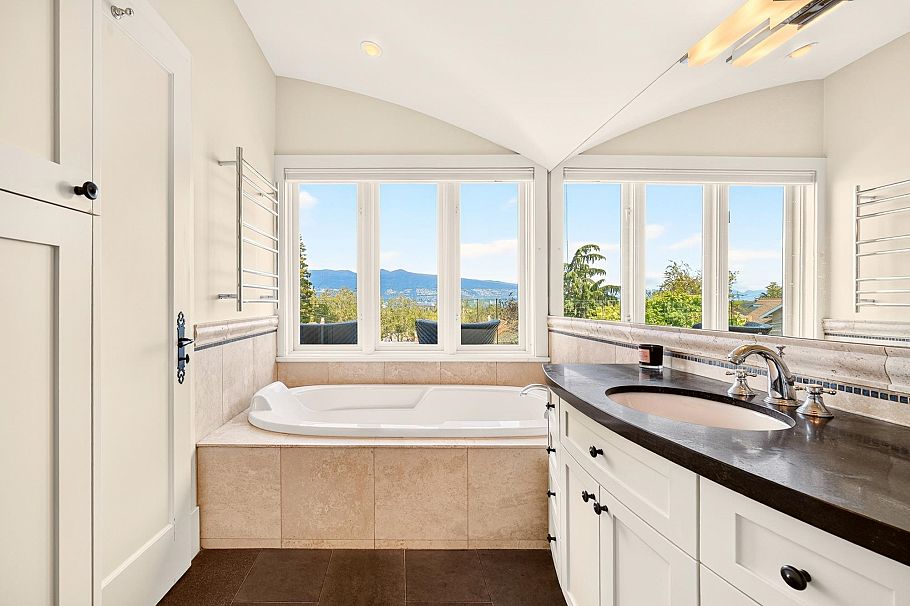 3835 W 12th Avenue Vancouver, BC - 9