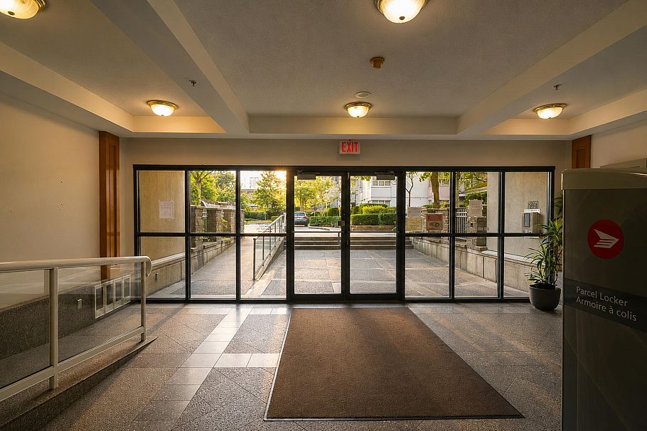 305 3489 Ascot Place Vancouver, BC - 2