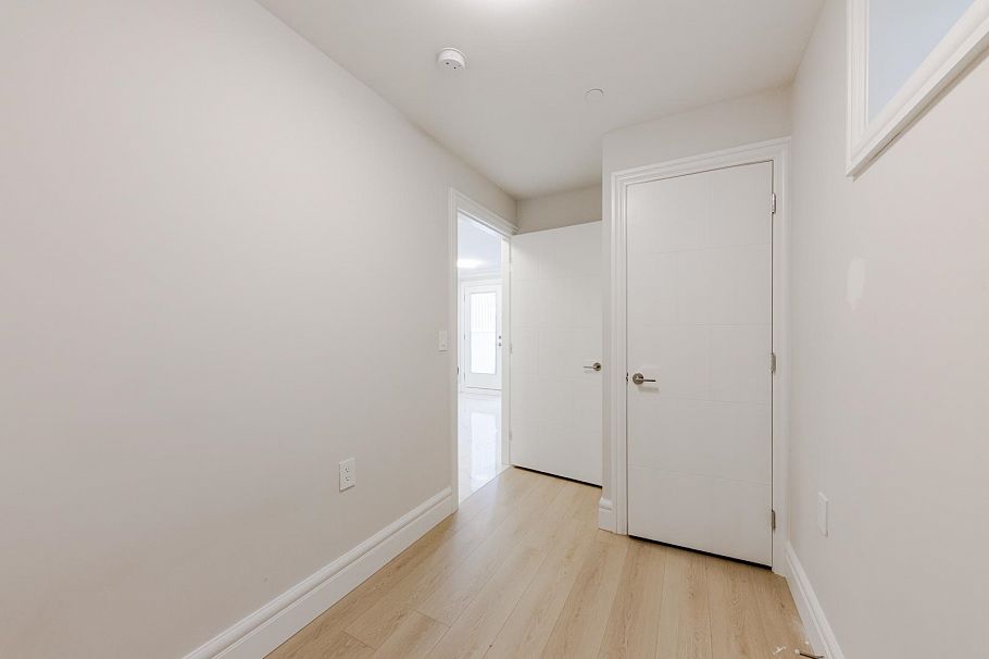 3559 E 48th Avenue Vancouver, BC - 24