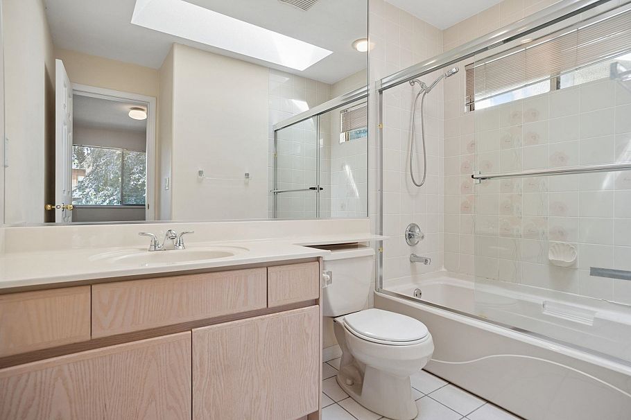 2986 W 37th Avenue Vancouver, BC - 23