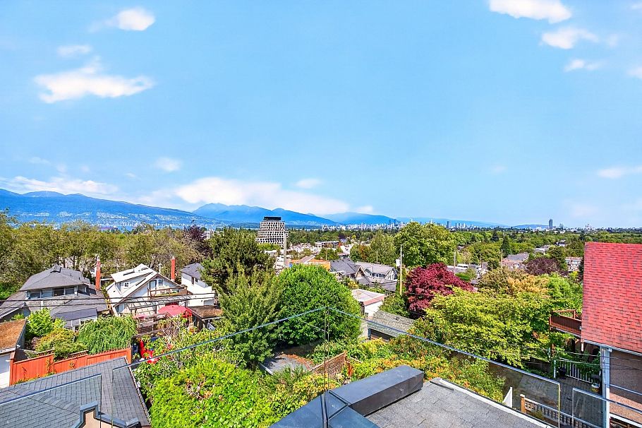 3835 W 12th Avenue Vancouver, BC - 1
