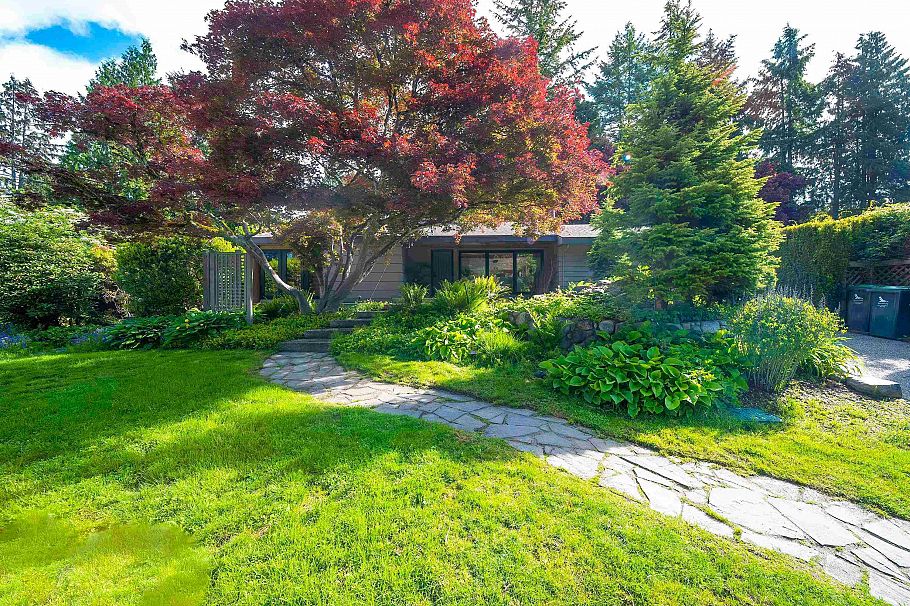 4096 Sunset Blvd Boulevard North Vancouver, BC - 1