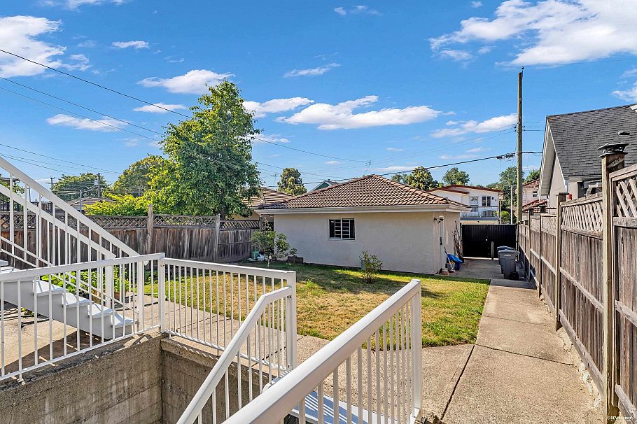 2866 E 44th Avenue Vancouver, BC - 6
