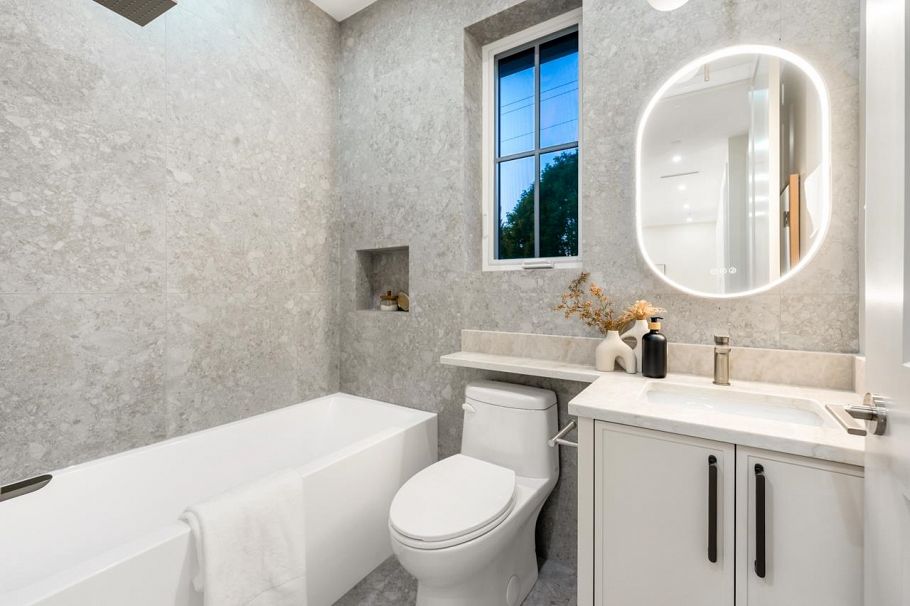 2078 W 57th Avenue Vancouver, BC - 25
