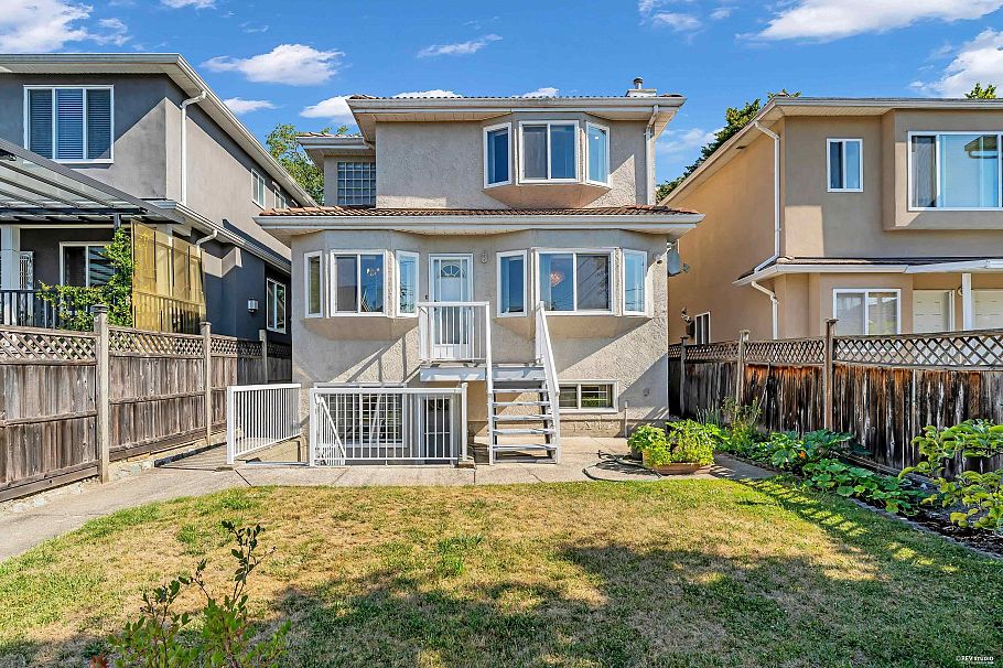 2866 E 44th Avenue Vancouver, BC - 4