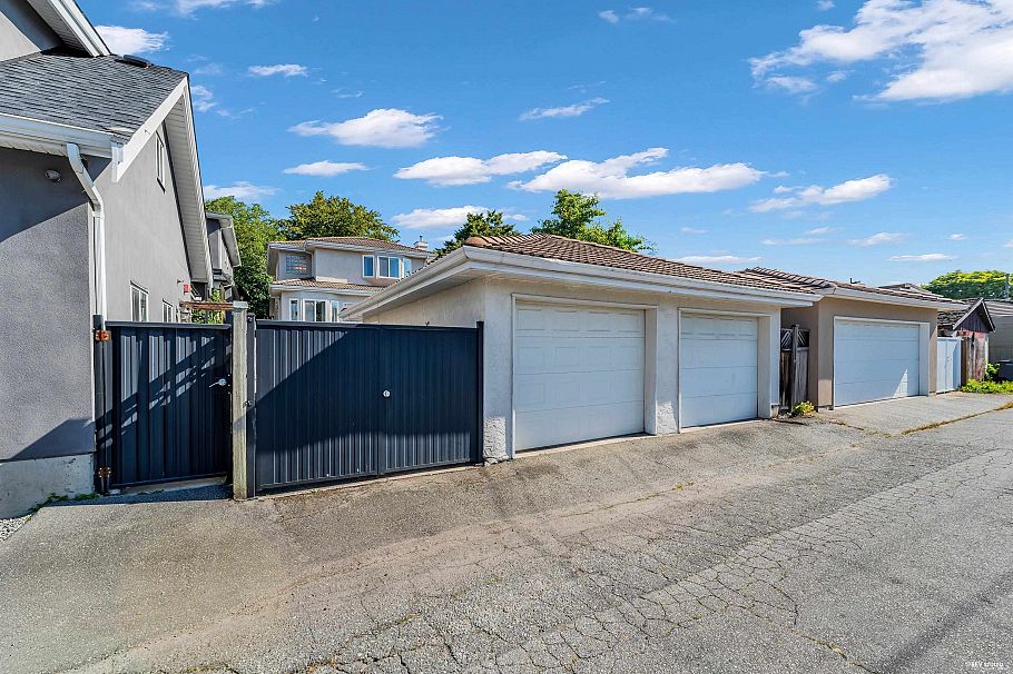 2866 E 44th Avenue Vancouver, BC - 39