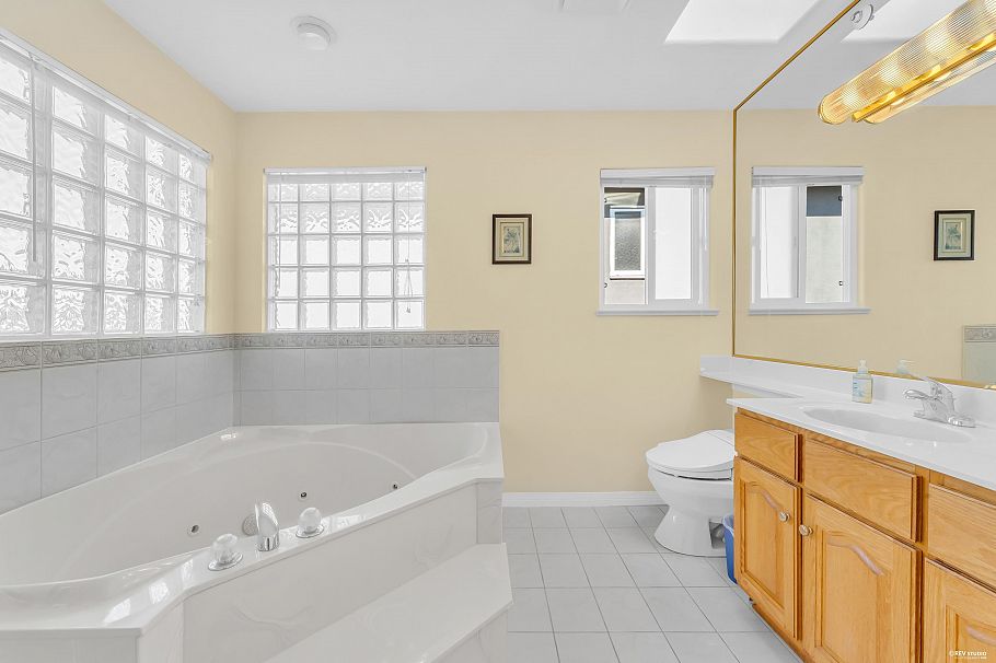 2866 E 44th Avenue Vancouver, BC - 32