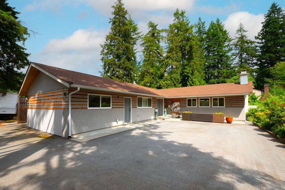2420 Edgemont Boulevard North Vancouver, BC - 1
