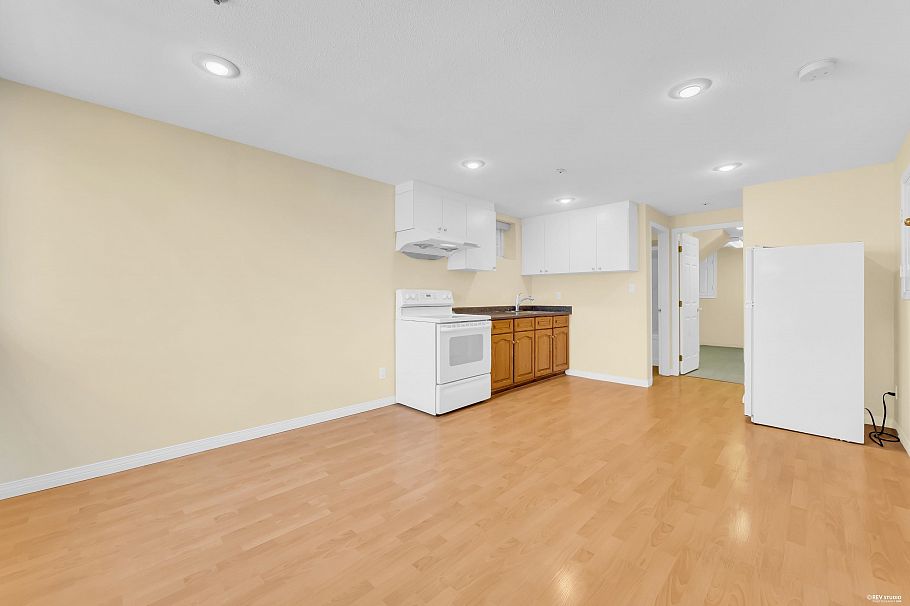 2866 E 44th Avenue Vancouver, BC - 36