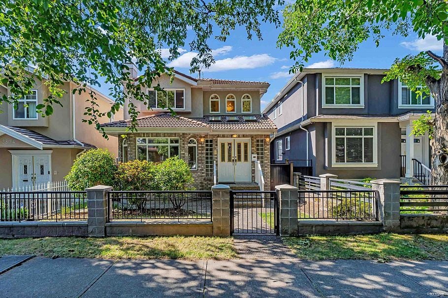 2866 E 44th Avenue Vancouver, BC - 1