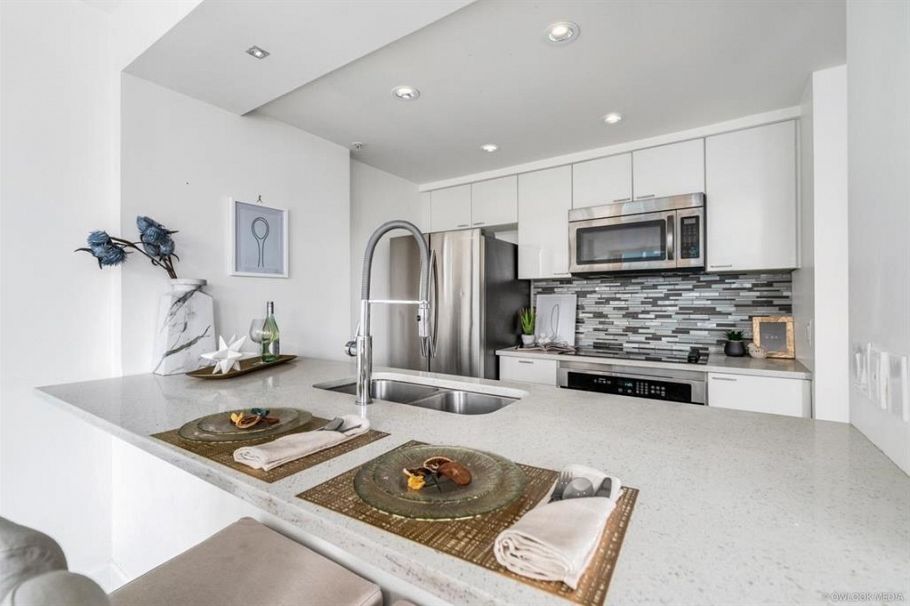 902 1200 Alberni Street Vancouver, BC - 2