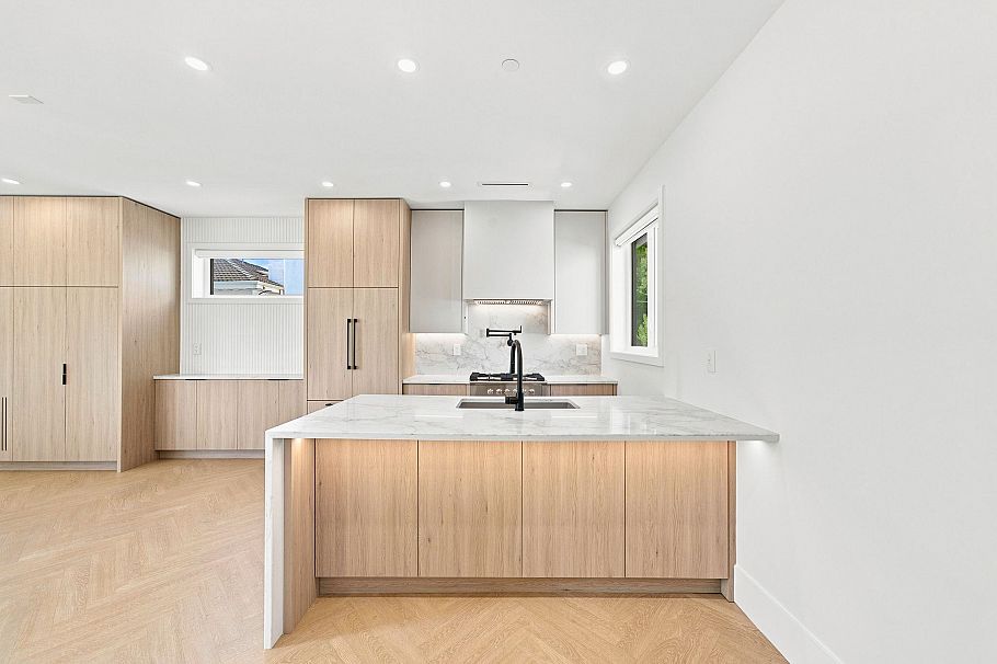 3 646 E 23rd Avenue Vancouver, BC - 1