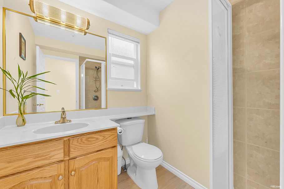 2866 E 44th Avenue Vancouver, BC - 35