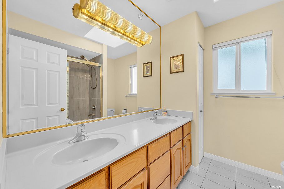 2866 E 44th Avenue Vancouver, BC - 34