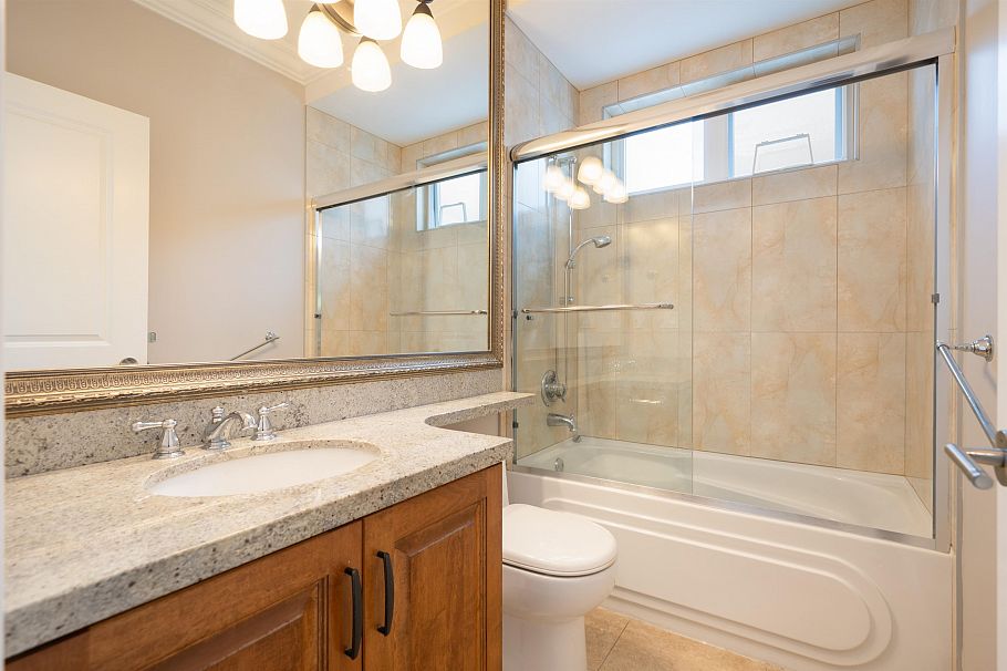 2715 W 20th Avenue Vancouver, BC - 17