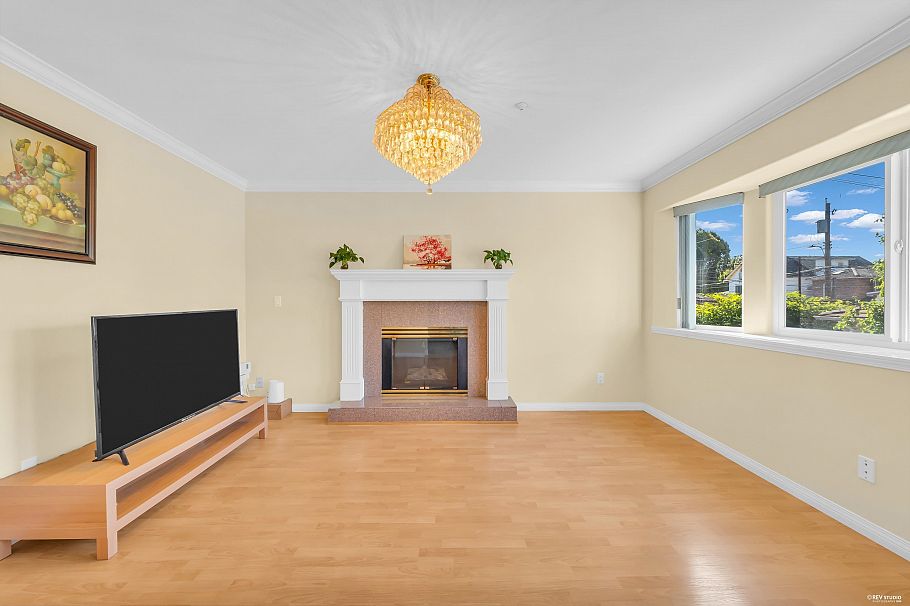 2866 E 44th Avenue Vancouver, BC - 25