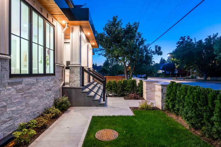 2078 W 57th Avenue Vancouver, BC - 3