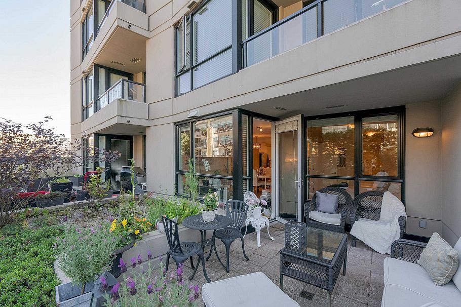 302 160 W 3rd Street North Vancouver, BC - 1