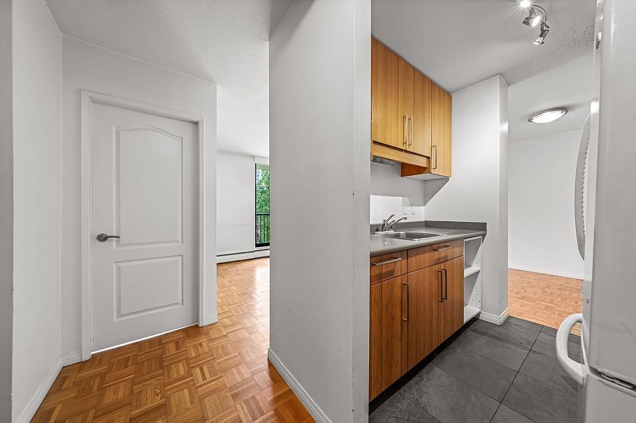 402 1330 Harwood Street Vancouver, BC - 9