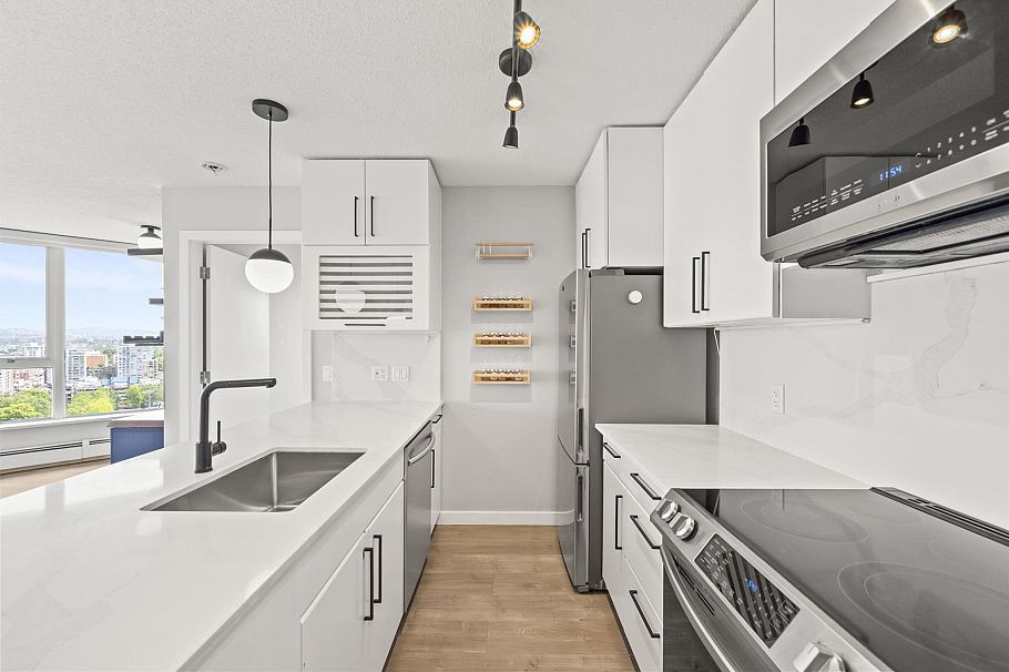 2202 689 Abbott Street Vancouver, BC - 2