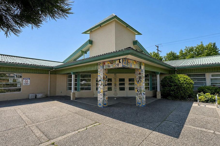 1398 Chamberlain Drive North Vancouver, BC - 39