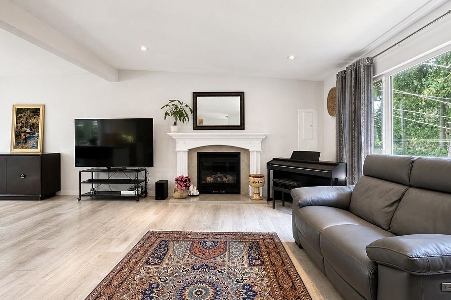 1398 Chamberlain Drive North Vancouver, BC - 37