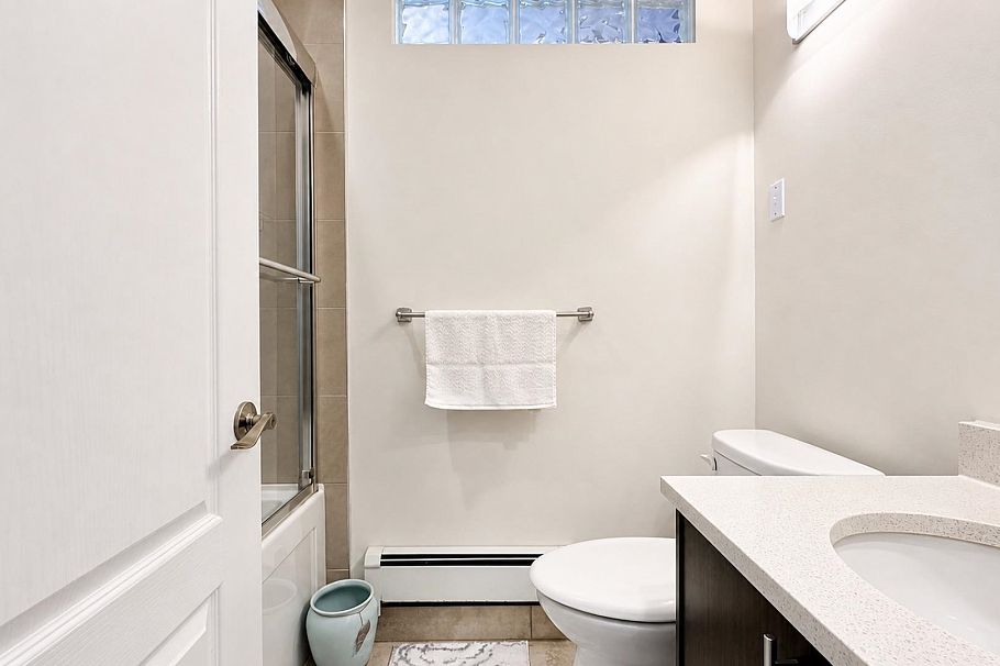 1398 Chamberlain Drive North Vancouver, BC - 27