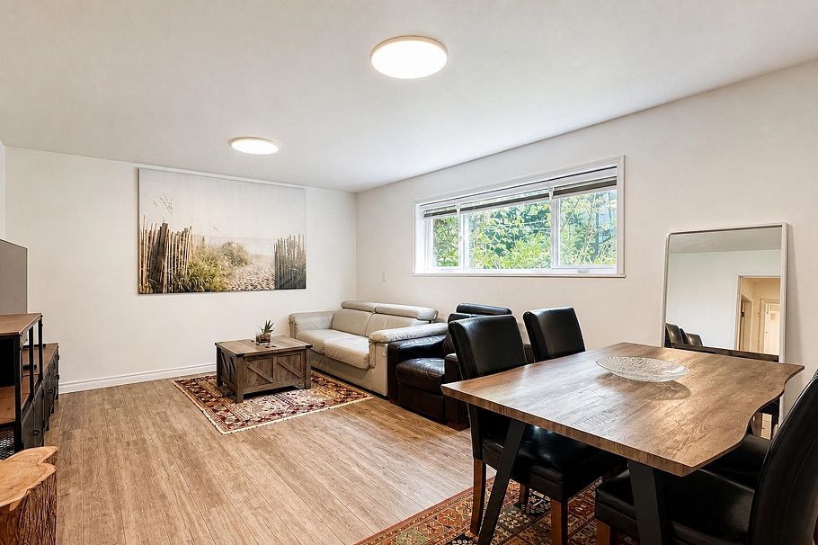 1398 Chamberlain Drive North Vancouver, BC - 28