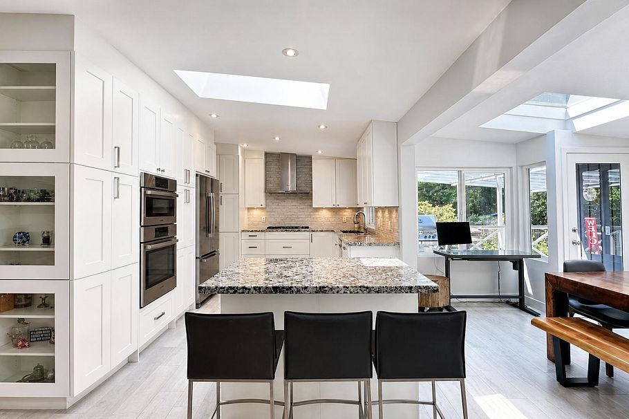 1398 Chamberlain Drive North Vancouver, BC - 3