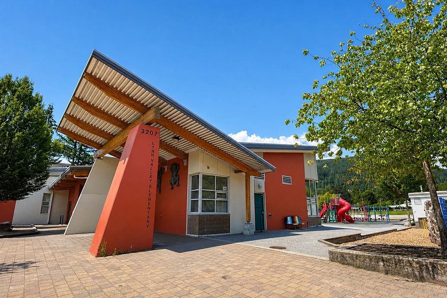 1398 Chamberlain Drive North Vancouver, BC - 31