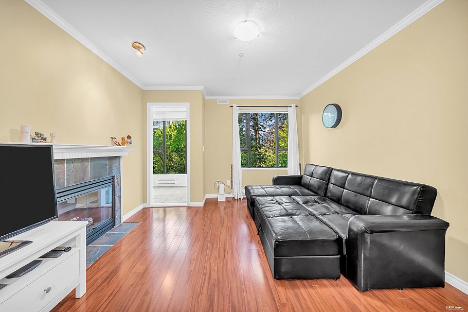 210 175 E 10th Street North Vancouver, BC - 2