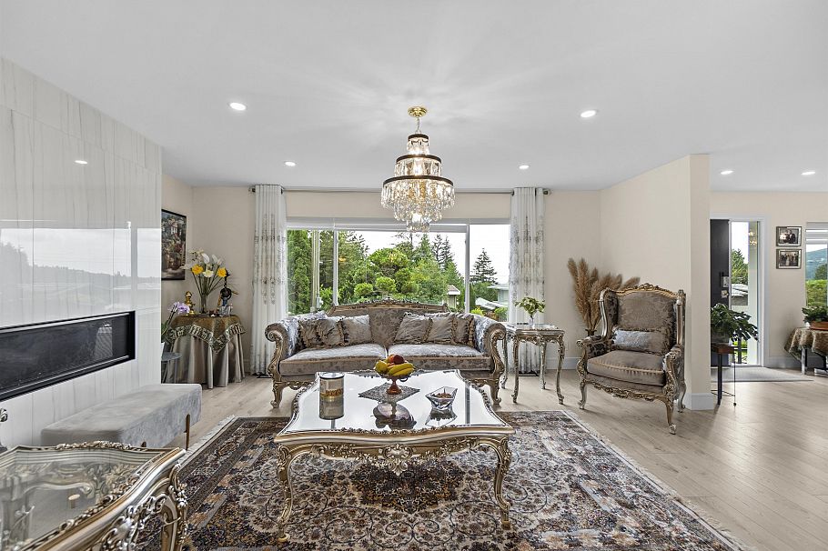 738 Sylvan Avenue North Vancouver, BC - 3