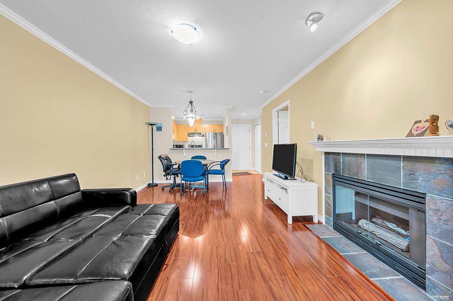 210 175 E 10th Street North Vancouver, BC - 4
