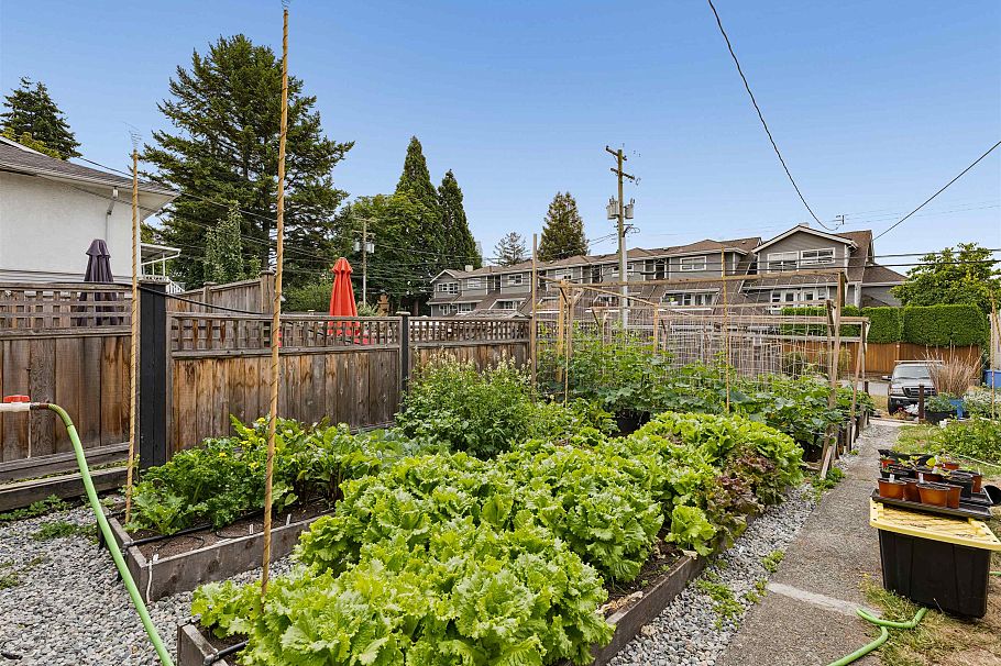 227 W 5th Street North Vancouver, BC - 30
