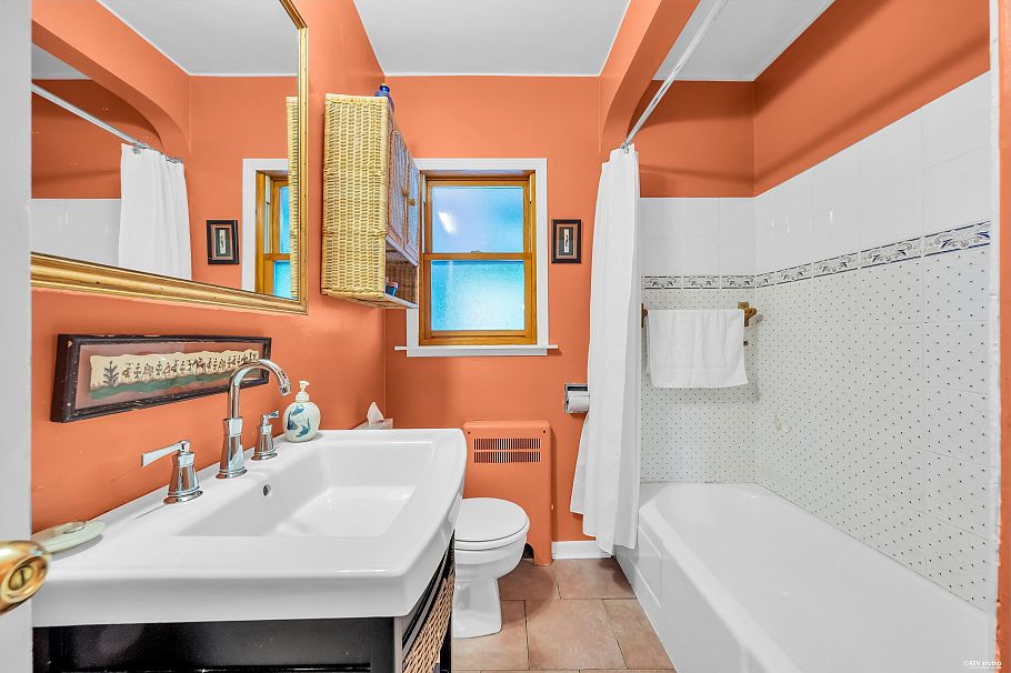 956 E 21st Avenue Vancouver, BC - 2