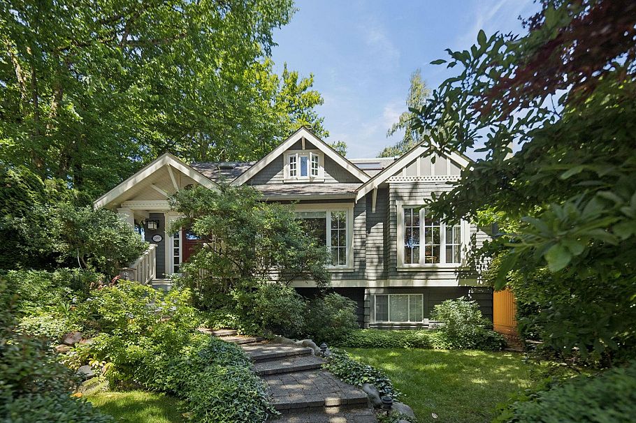 2997 W 38th Avenue Vancouver, BC - 1