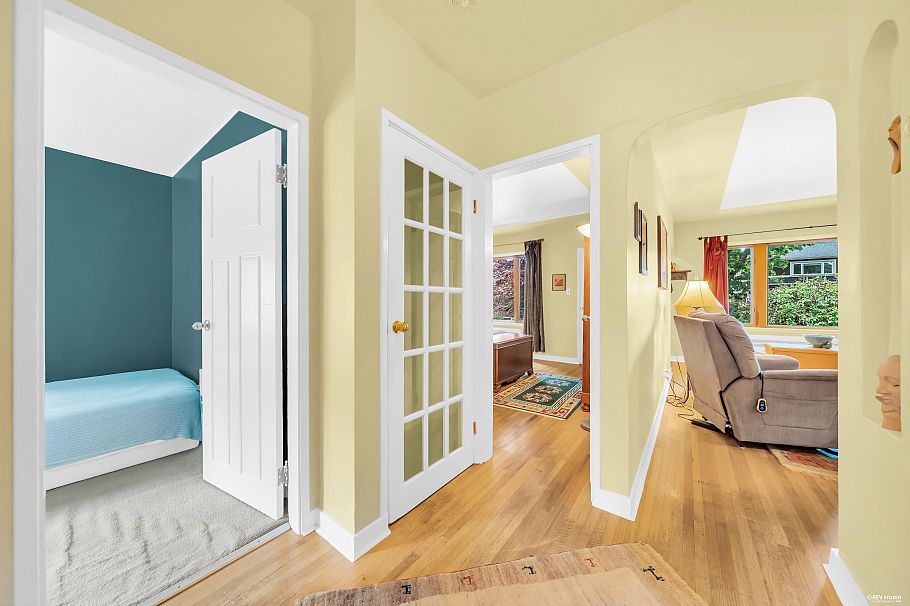 956 E 21st Avenue Vancouver, BC - 9