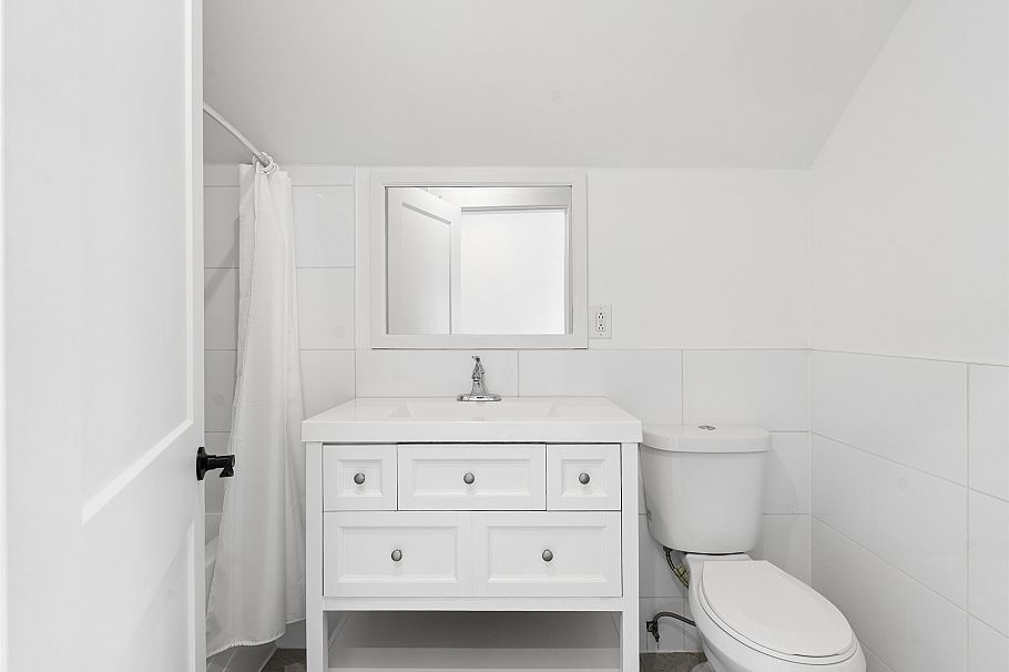 227 W 5th Street North Vancouver, BC - 21