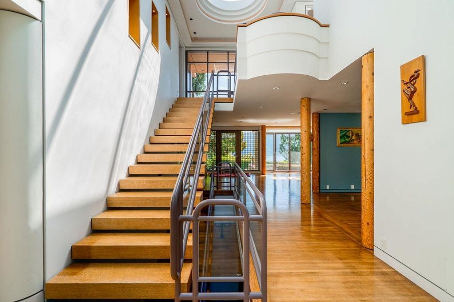 687 Beachview Drive North Vancouver, BC - 38