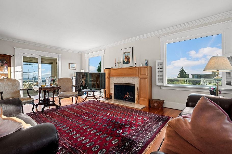 401 Somerset Street North Vancouver, BC - 3