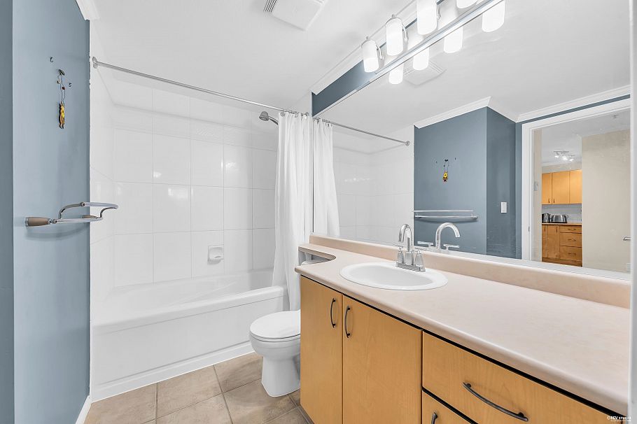 210 175 E 10th Street North Vancouver, BC - 12