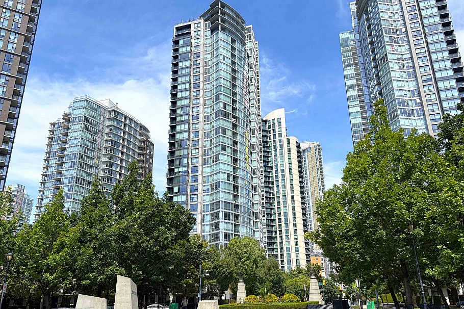 703 1495 Richards Street Vancouver, BC - 1
