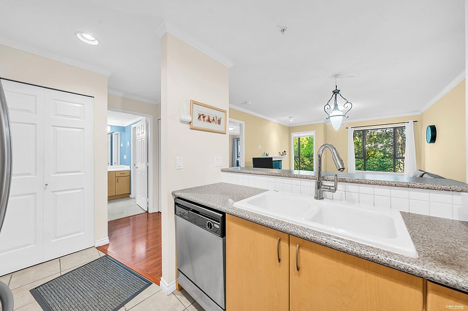 210 175 E 10th Street North Vancouver, BC - 5