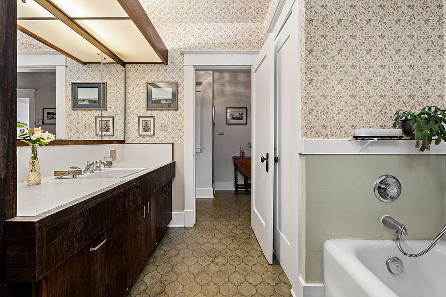 401 Somerset Street North Vancouver, BC - 12