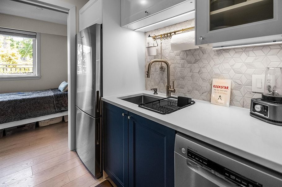 101 2121 W 6th Avenue Vancouver, BC - 21