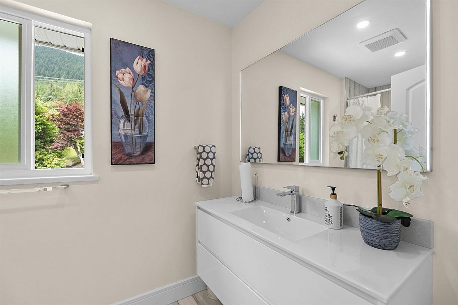 738 Sylvan Avenue North Vancouver, BC - 33
