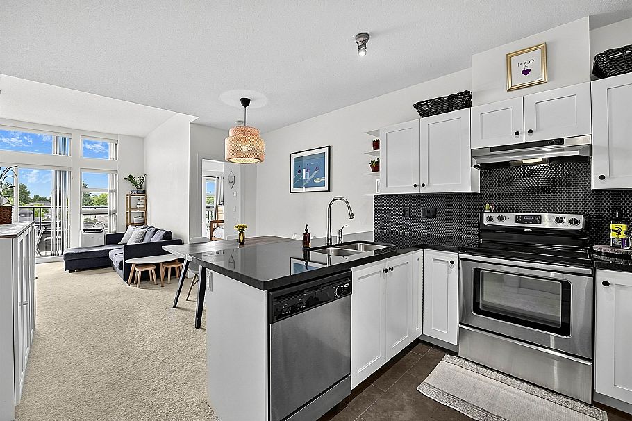 417 4550 Fraser Street Vancouver, BC - 3